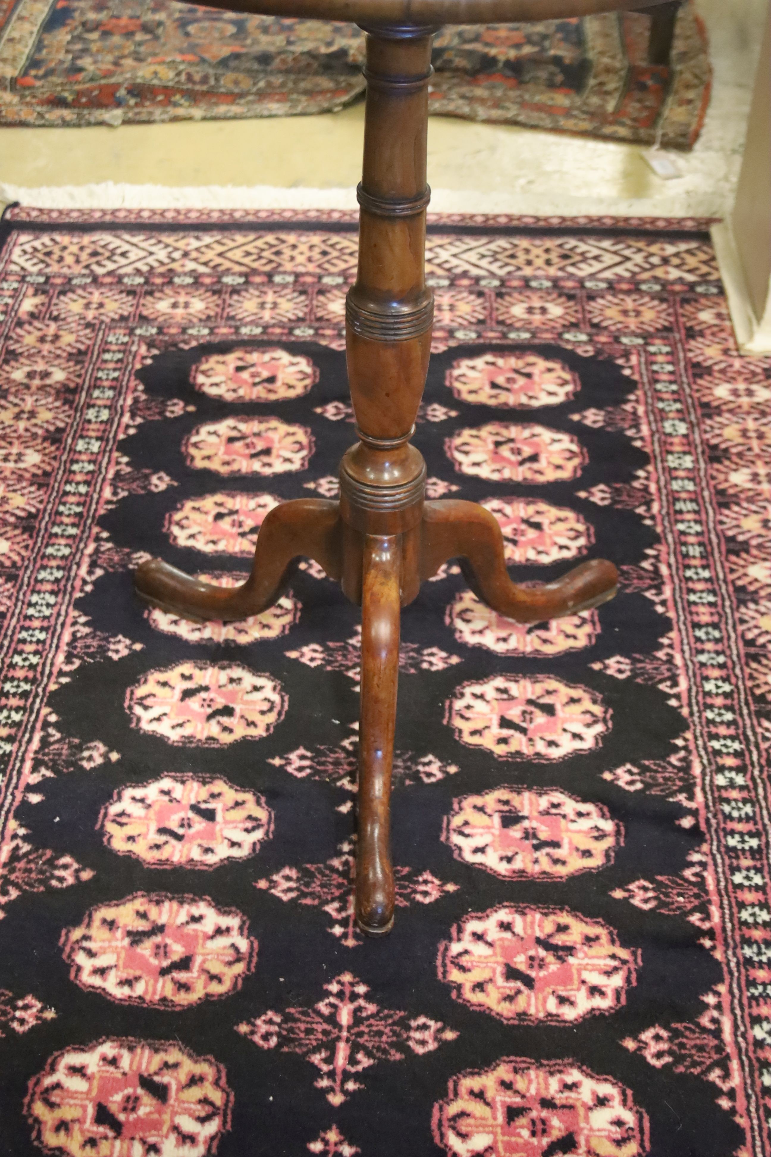 A George III mahogany dish topped wine table on tripod base, diameter 49cm, height 68cm